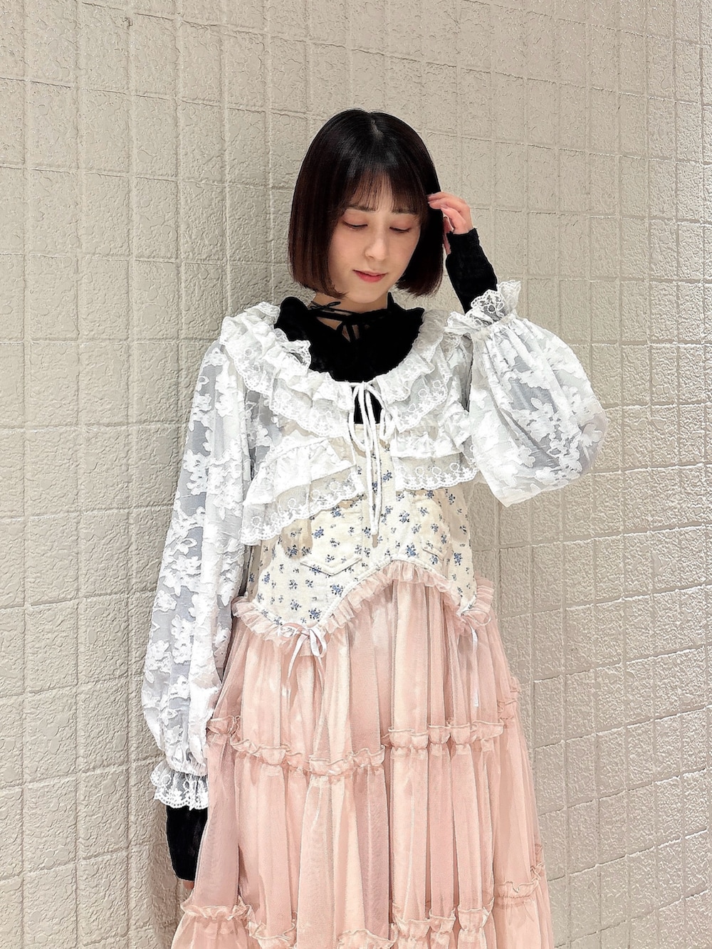 ピンク系のワンピース、ホワイト系のその他パンツ、ブラック系のローファーを着用したレディースの春コーディネートの3枚目の写真