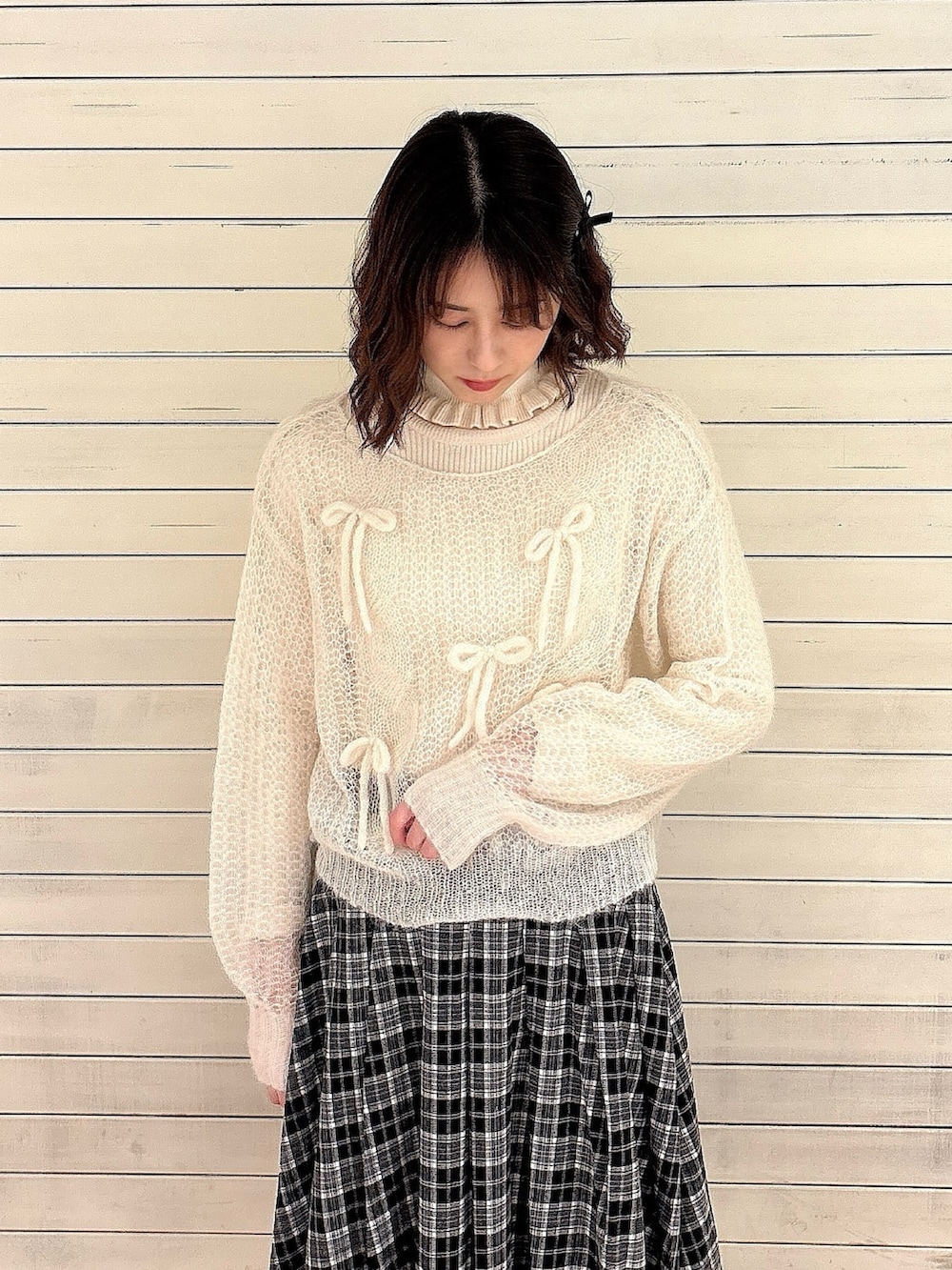 ホワイト系のニット/セーター、ブルー系のブルゾン、ホワイト系のニット/セーターを着用したレディースの冬コーディネートの6枚目の写真