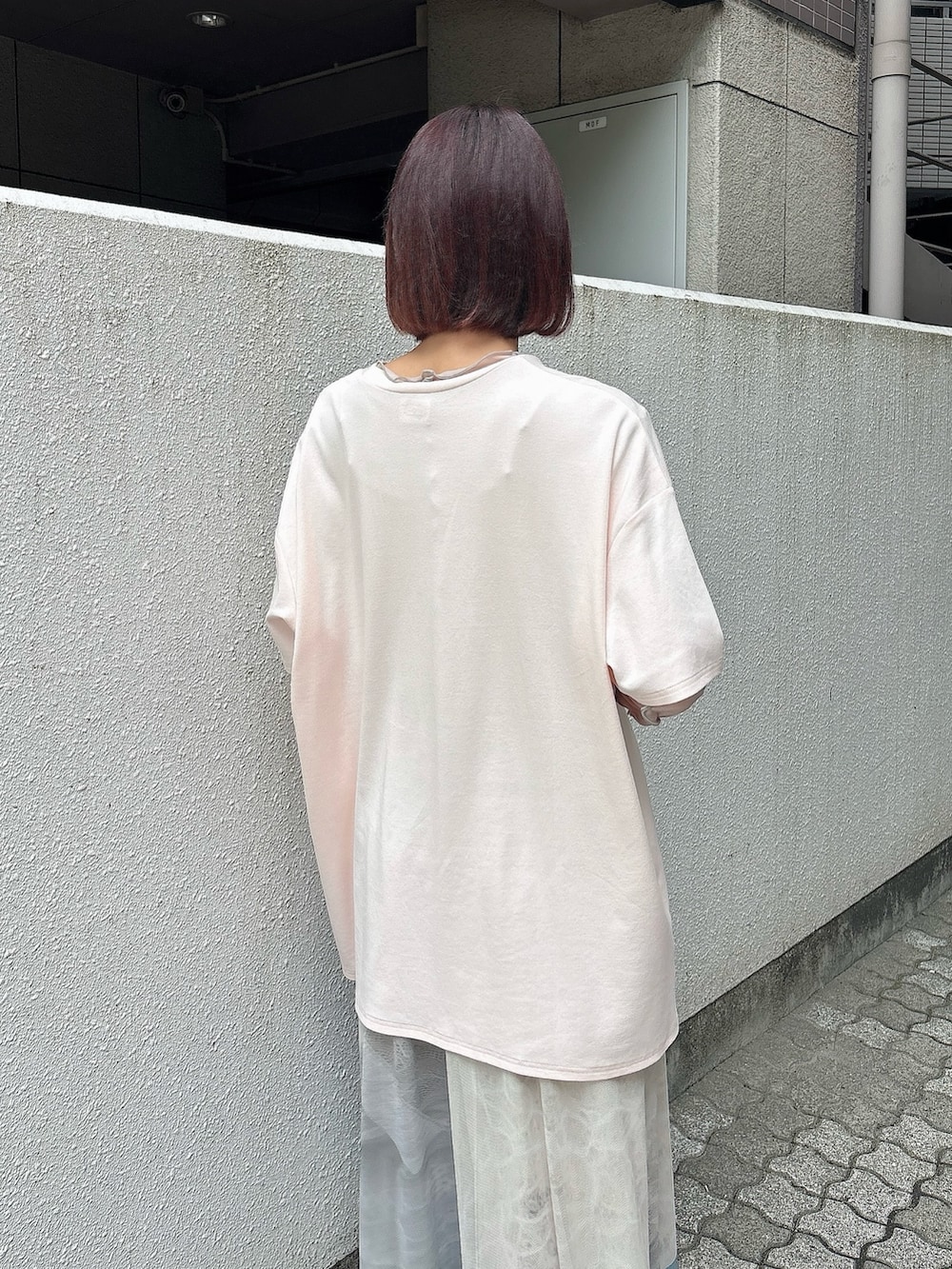 ピンク系のTシャツ/カットソー、ベージュ系のTシャツ/カットソー、グリーン系のスカートを着用したレディースの夏コーディネートの4枚目の写真