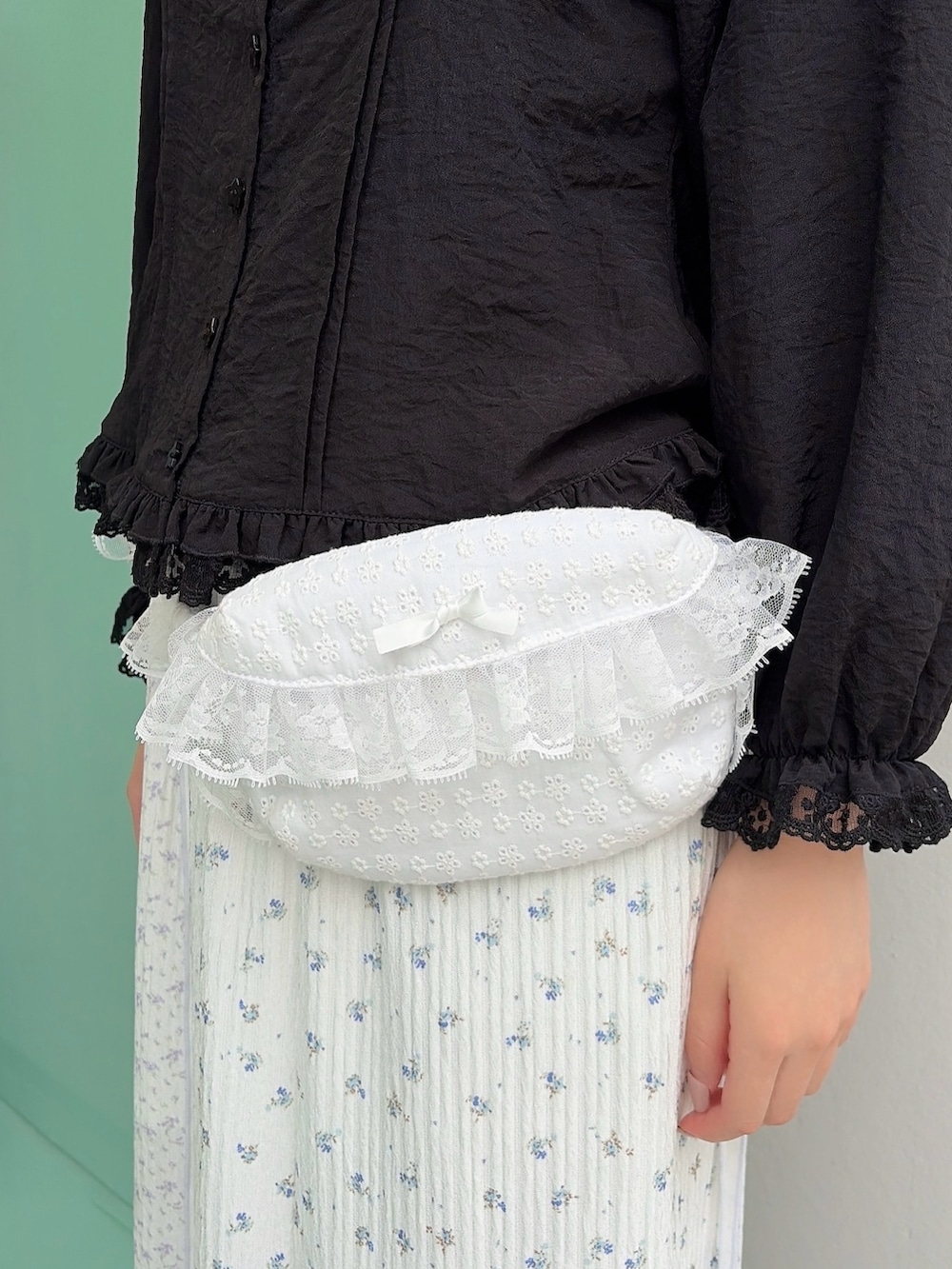 ブラック系のシャツ/ブラウス、ホワイト系のボディバッグ/ウエストポーチ、パープル系のスカートを着用したレディースの春コーディネートの5枚目の写真