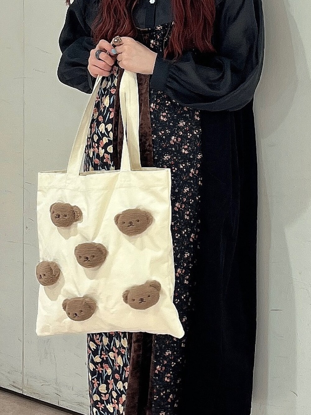 ブラック系のワンピース、ホワイト系のトートバッグ、ブラック系のシャツ/ブラウスを着用したレディースの夏コーディネートの3枚目の写真