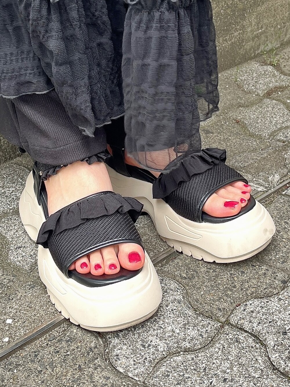 グレー系のTシャツ/カットソー、ブラック系のワンピース、ブラック系のその他パンツを着用したレディースの夏コーディネートの3枚目の写真