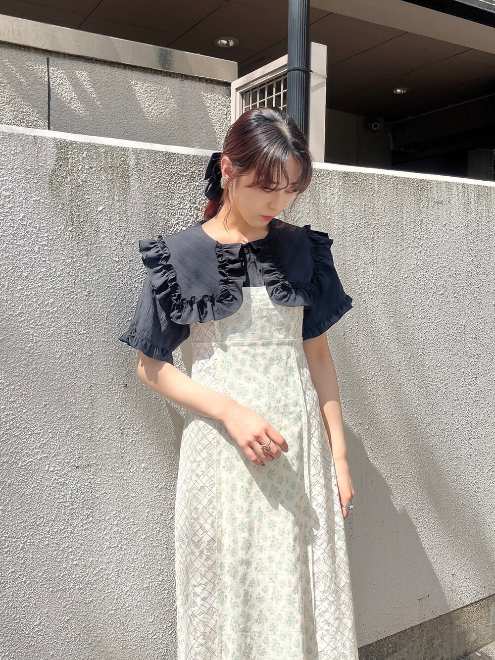 グリーン系のパンプス、ブラック系のシャツ/ブラウス、グリーン系のワンピースを着用したレディースの春コーディネートの2枚目の写真