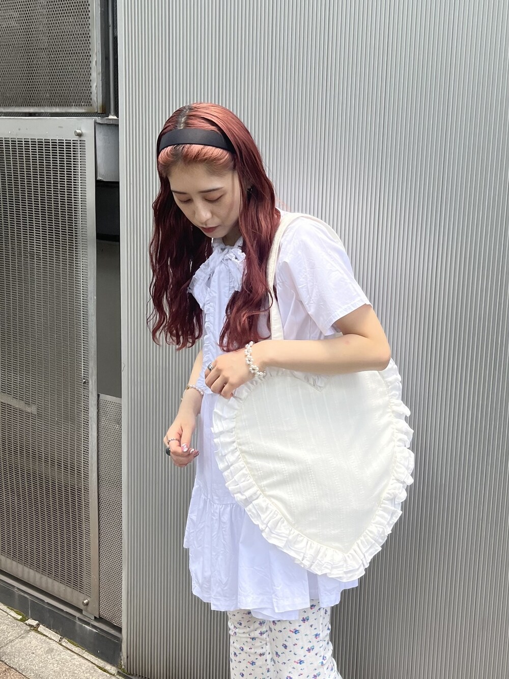 ブラック系のサンダル、ホワイト系のその他パンツ、ホワイト系のトートバッグを着用したレディースの夏コーディネートの2枚目の写真