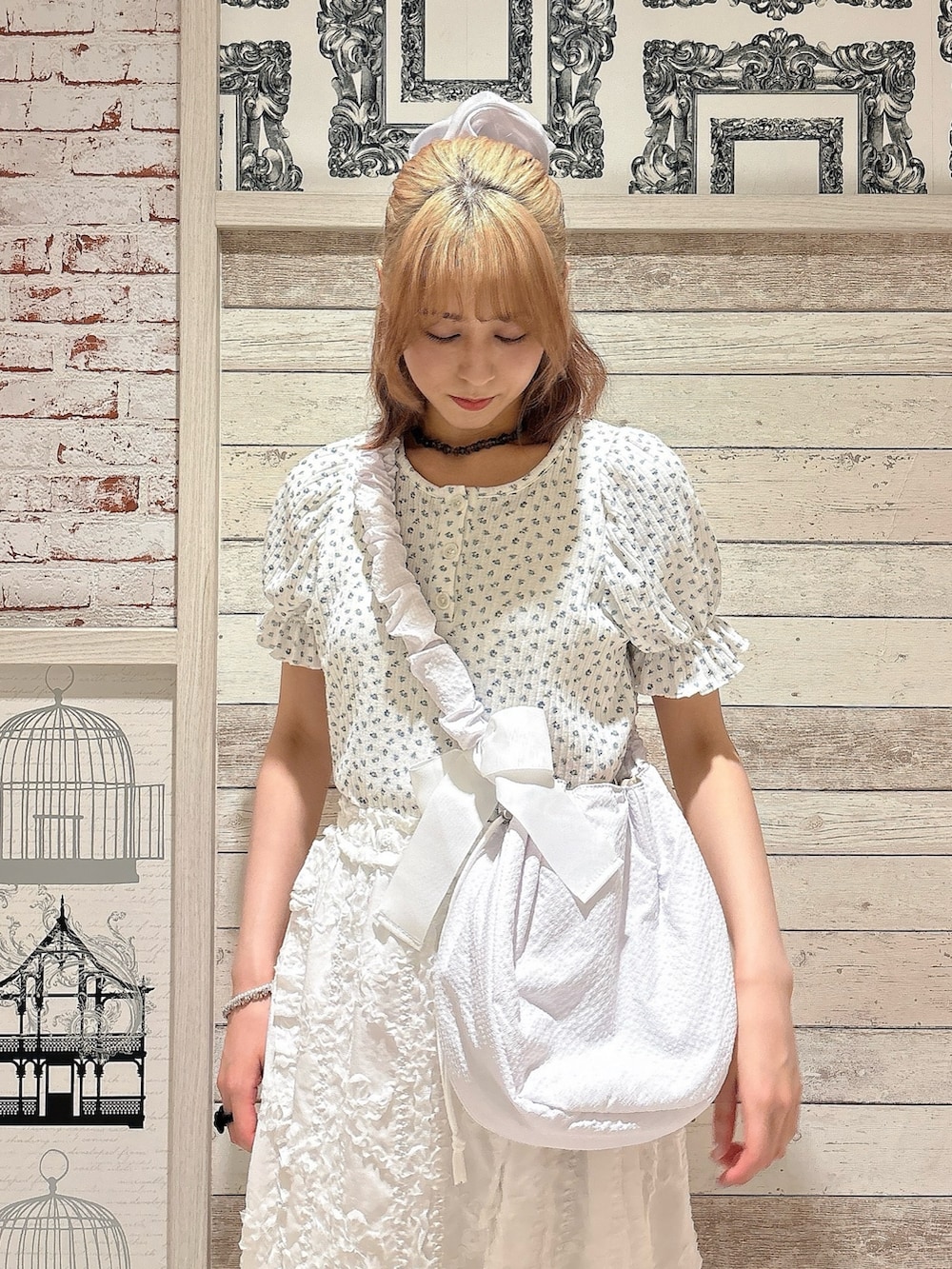 ブルー系のTシャツ/カットソー、ホワイト系のスカート、ブルー系のサンダルを着用したレディースの夏コーディネートの3枚目の写真