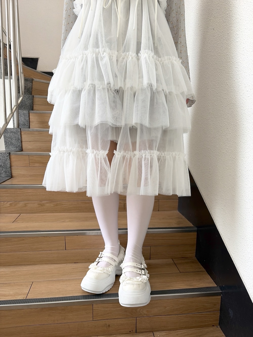 ブルー系のシャツ/ブラウス、ホワイト系のワンピース、ホワイト系のスニーカーを着用したレディースの夏コーディネートの5枚目の写真