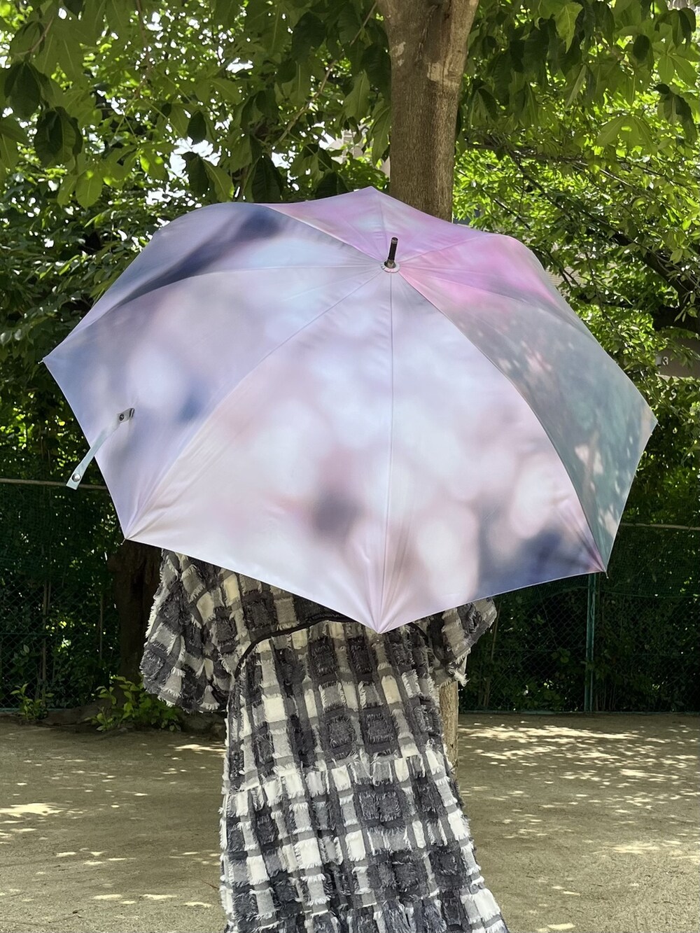 ホワイト系のサンダル、ホワイト系のニット/セーター、その他のワンピースを着用したレディースの夏コーディネートの3枚目の写真