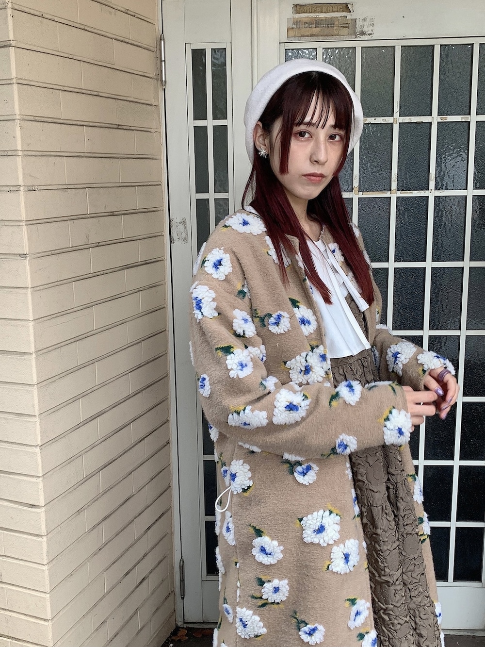 ブルー系のブーツ、ブラウン系のワンピース、ホワイト系のTシャツ/カットソーを着用したレディースの秋コーディネートの2枚目の写真