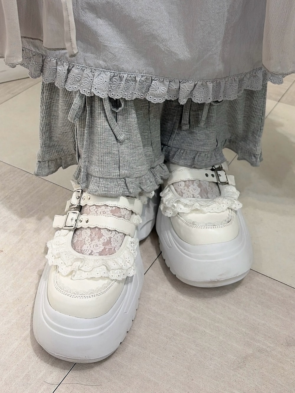 グレー系のワンピース、ブルー系のワンピース、グレー系のその他パンツを着用したレディースの春コーディネートの7枚目の写真