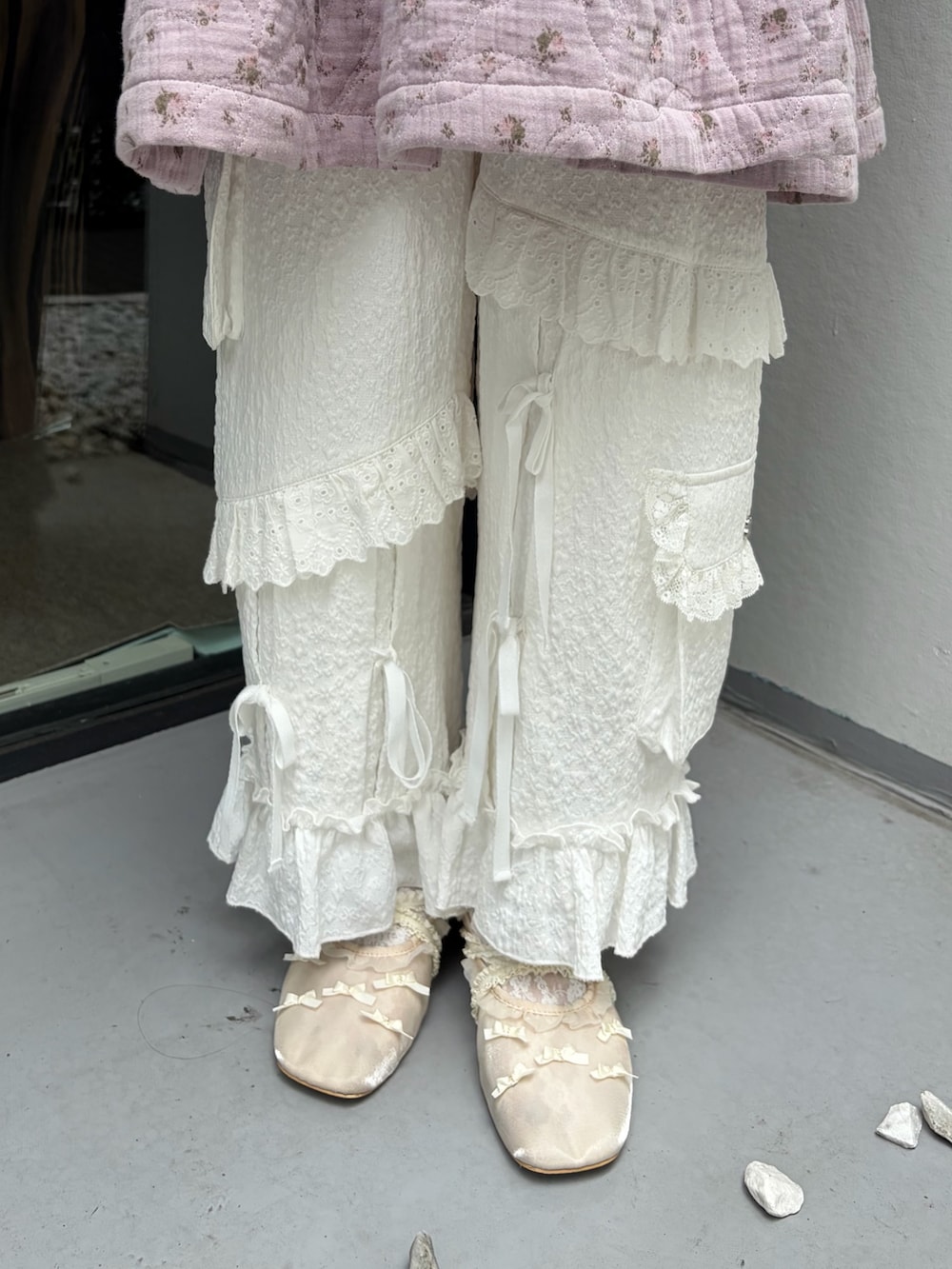 ホワイト系のシャツ/ブラウス、パープル系のワンピース、ホワイト系のカーゴパンツを着用したレディースの夏コーディネートの6枚目の写真