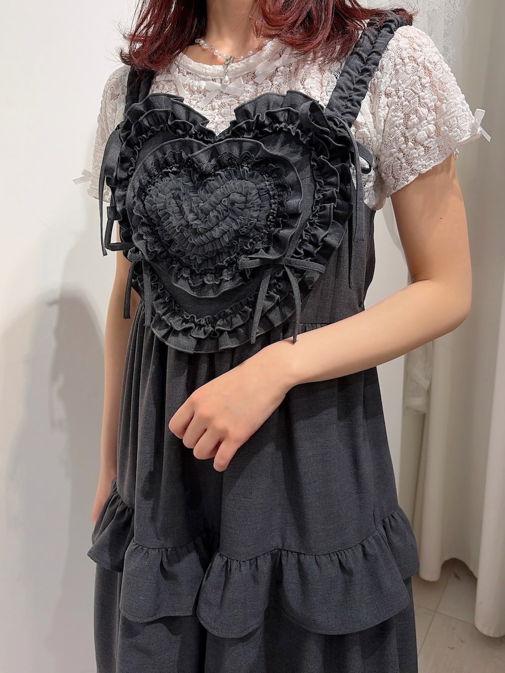 グレー系のワンピース、ホワイト系のTシャツ/カットソー、ブラック系のスニーカーを着用したレディースの春コーディネートの5枚目の写真