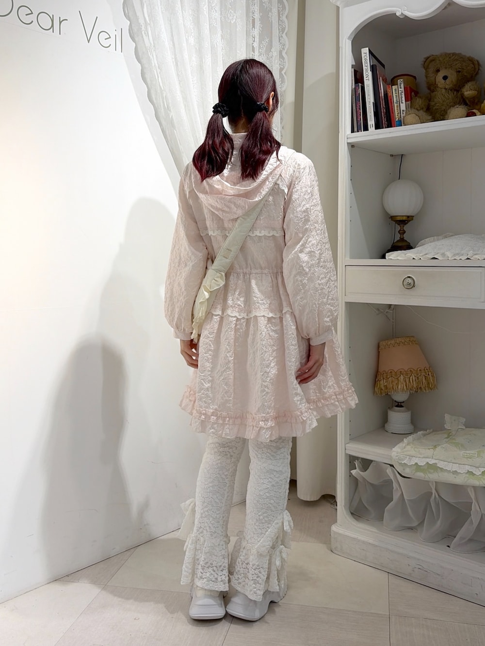 ホワイト系のその他パンツ、ホワイト系のショルダーバッグ、ピンク系のワンピースを着用したレディースの夏コーディネートの2枚目の写真