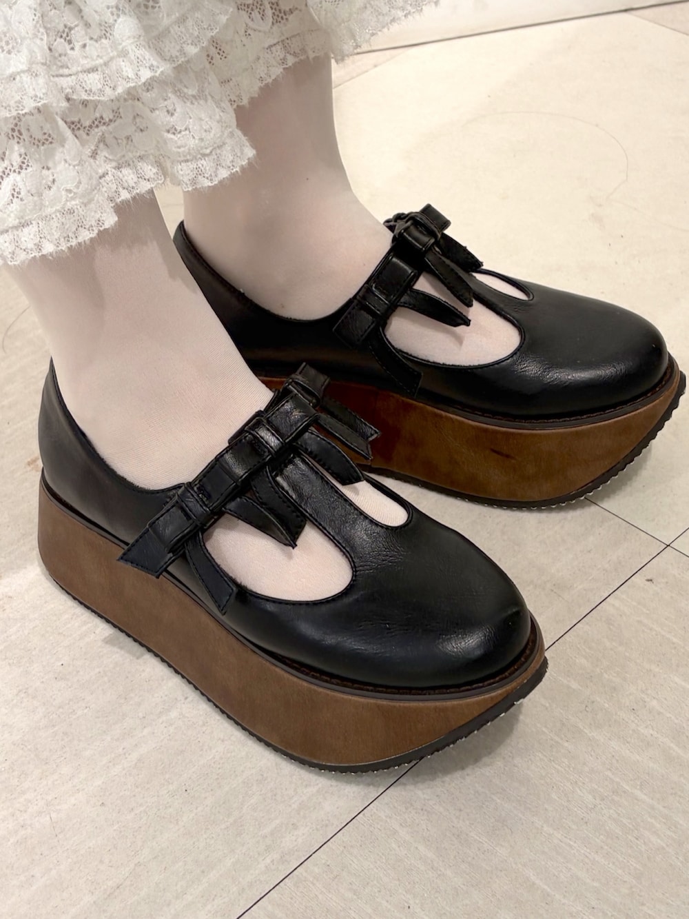ホワイト系のその他パンツ、グレー系のニット/セーター、グレー系のシャツ/ブラウスを着用したレディースの夏コーディネートの7枚目の写真