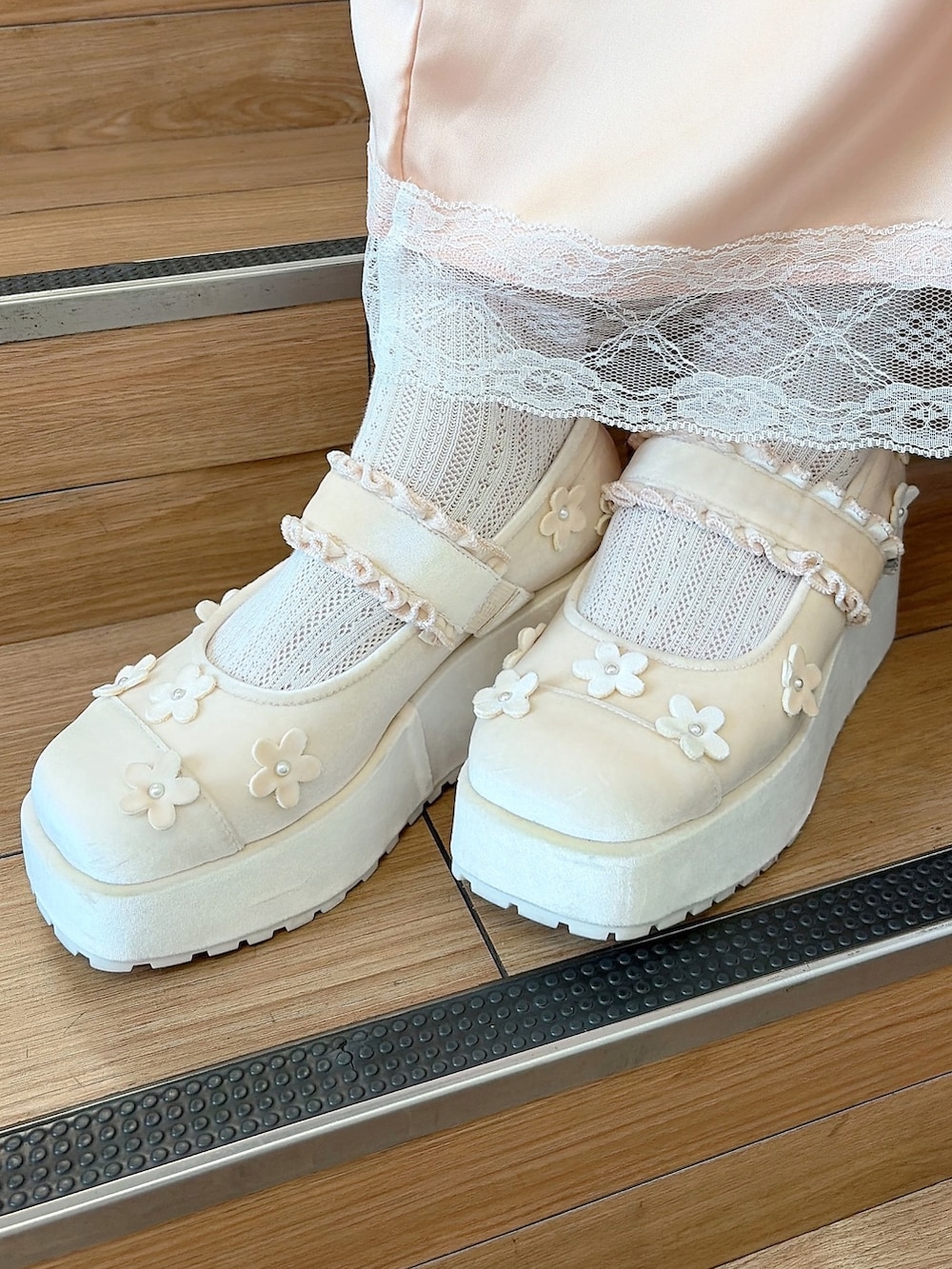 ピンク系のスカート、ピンク系のバレエシューズ、ホワイト系のハンドバッグを着用したレディースの夏コーディネートの10枚目の写真