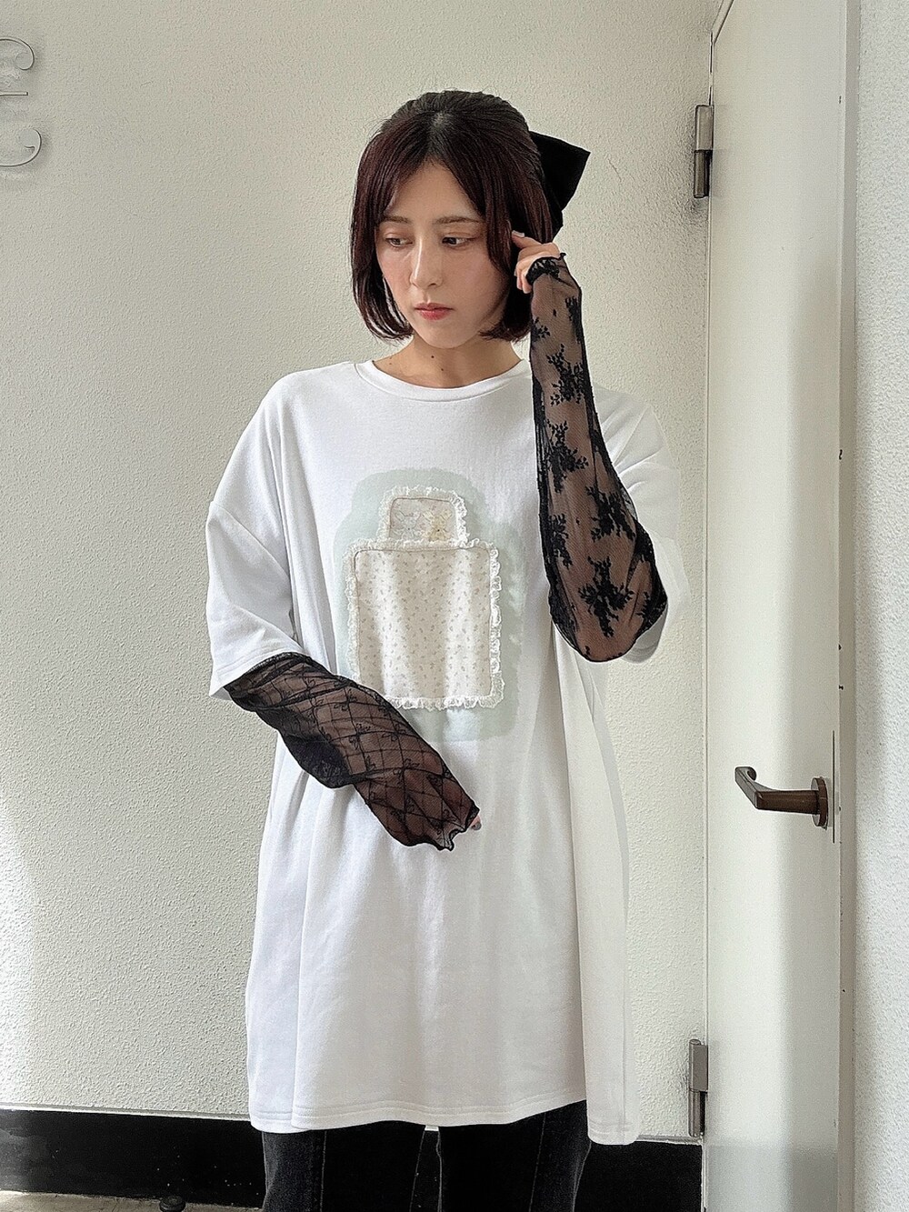 ホワイト系のTシャツ/カットソー、ブラック系のTシャツ/カットソー、ブラック系のデニムパンツを着用したレディースの夏コーディネートの3枚目の写真