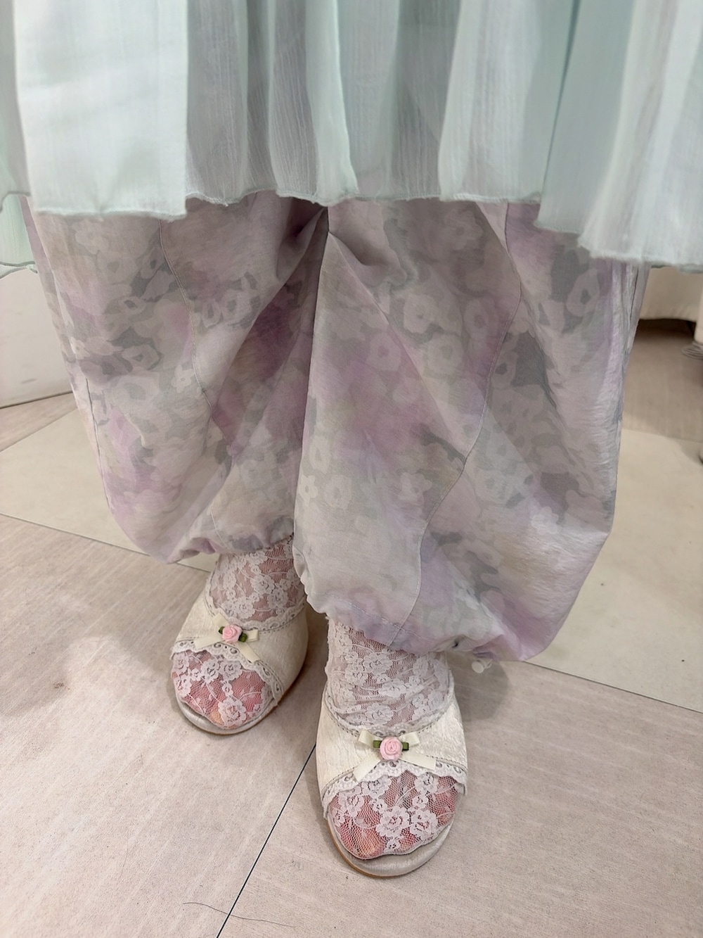 グリーン系のワンピース、ホワイト系のキャミソール、その他のカーゴパンツを着用したレディースの春コーディネートの6枚目の写真