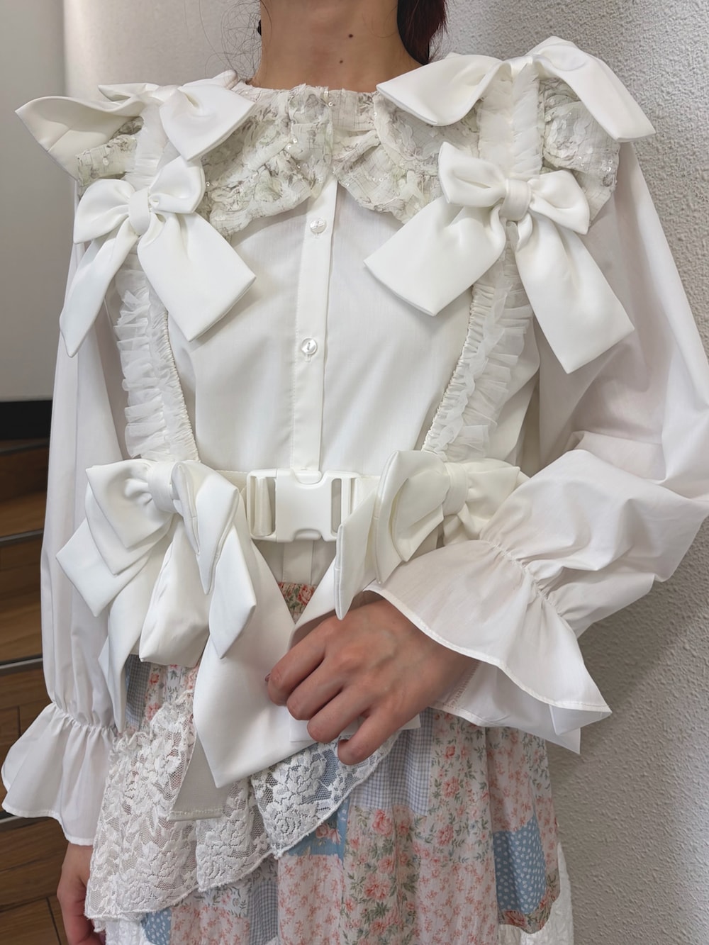 ホワイト系のシャツ/ブラウス、ピンク系のスカート、ブルー系のハンドバッグを着用したレディースの夏コーディネートの6枚目の写真