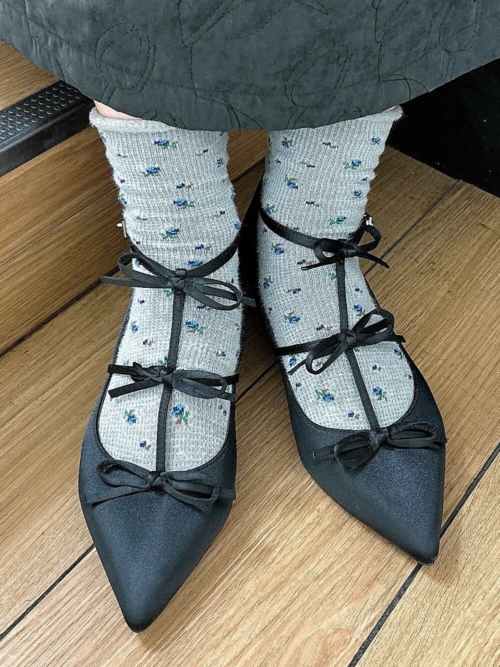 ブラック系のワンピース、ブラック系のパンプス、パープル系のダウンジャケット/コートを着用したレディースの冬コーディネートの3枚目の写真