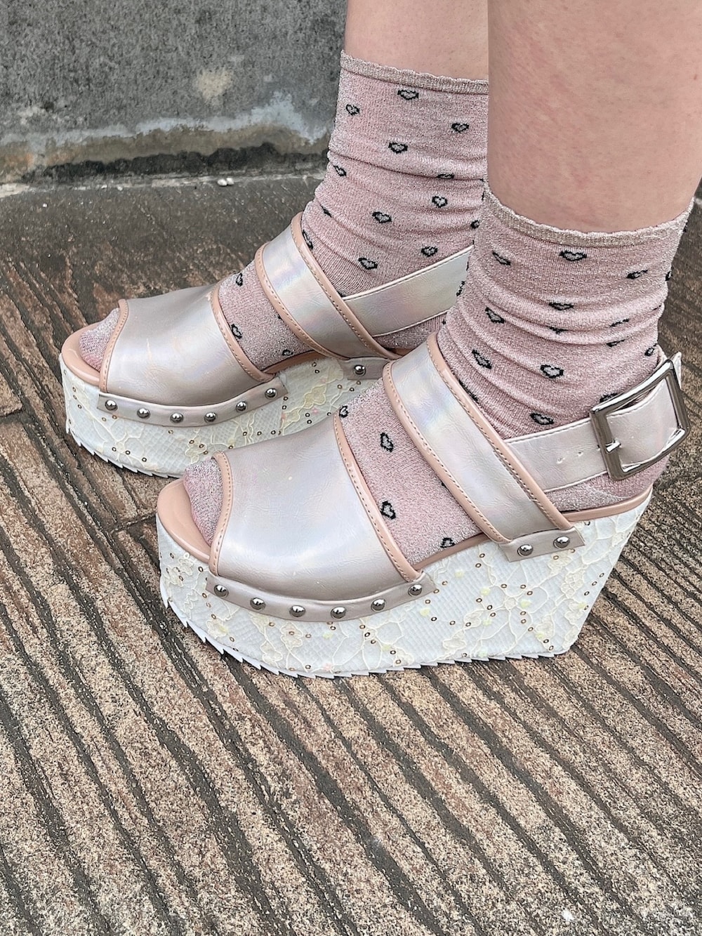 ピンク系のサンダル、ブラック系のデニムスカート、ピンク系のTシャツ/カットソーを着用したレディースの夏コーディネートの3枚目の写真