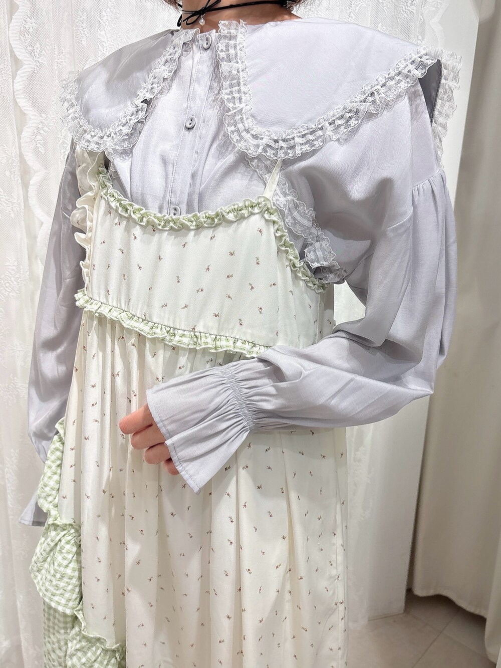 グリーン系のワンピース、ブルー系のシャツ/ブラウス、ホワイト系のサンダルを着用したレディースの春コーディネートの5枚目の写真