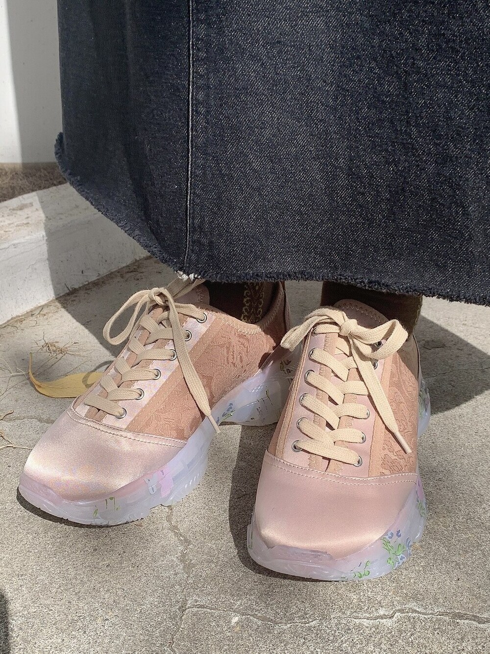 ブラウン系のカーディガン/ボレロ、ベージュ系のTシャツ/カットソー、ブラック系のスカートを着用したレディースの秋コーディネートの4枚目の写真