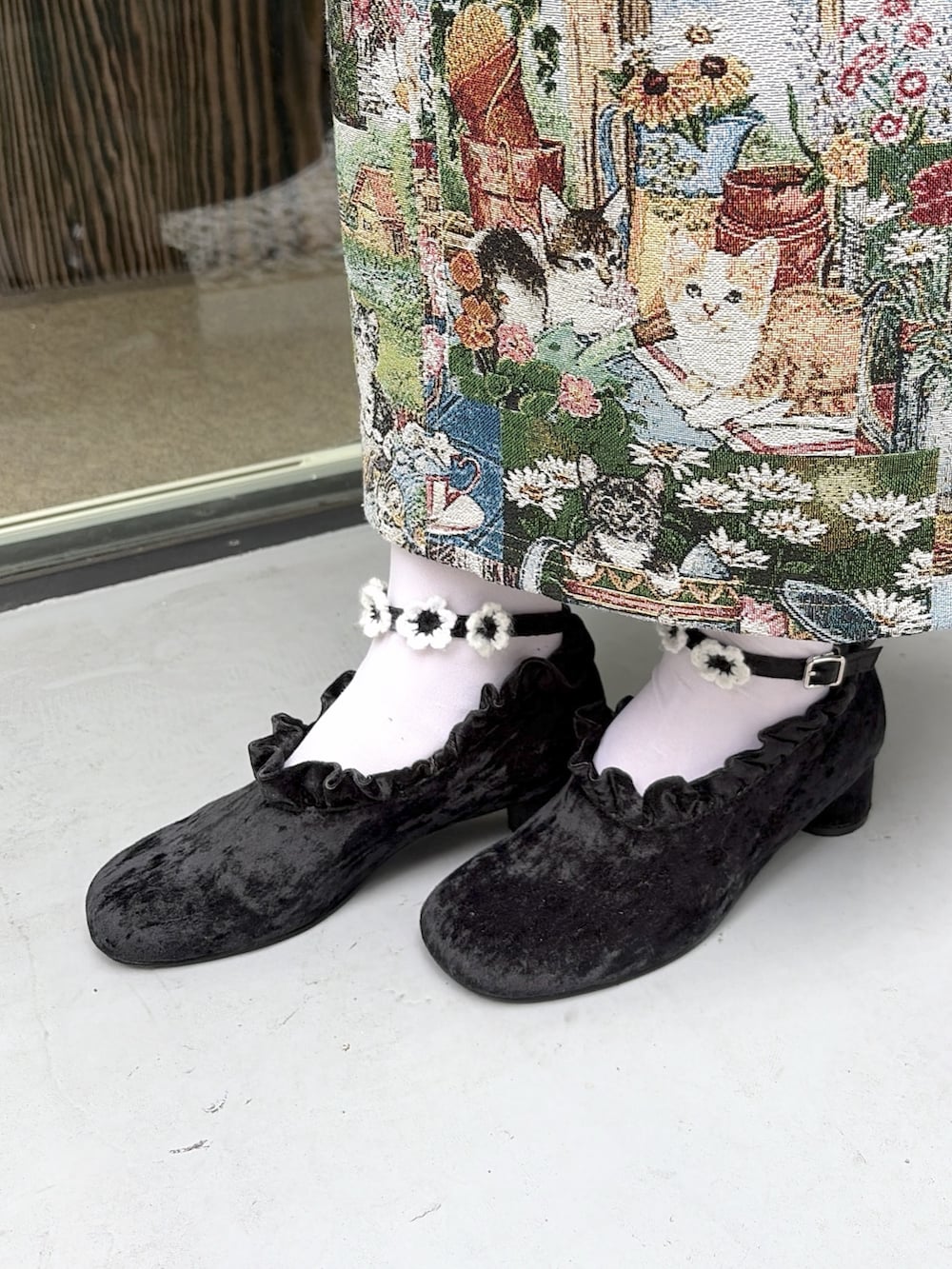 グリーン系のジャンパースカート、ブラック系のパンプス、ホワイト系のTシャツ/カットソーを着用したレディースの夏コーディネートの10枚目の写真