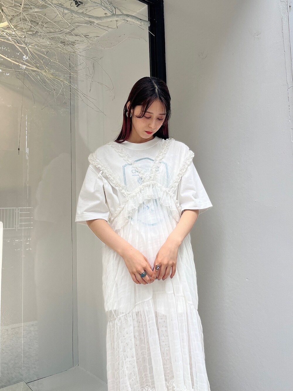 ピンク系のその他パンツ、ホワイト系のワンピース、ホワイト系のTシャツ/カットソーを着用したレディースの夏コーディネートの2枚目の写真