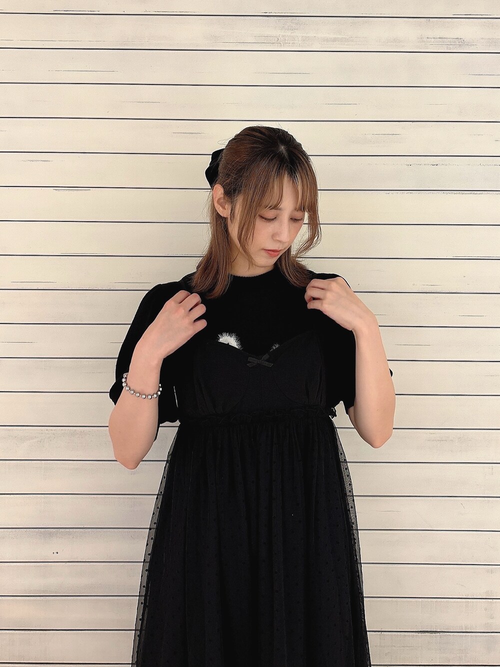 ブラック系のジャージ、ブラック系のワンピース、ブラック系のバレエシューズを着用したレディースの夏コーディネートの7枚目の写真