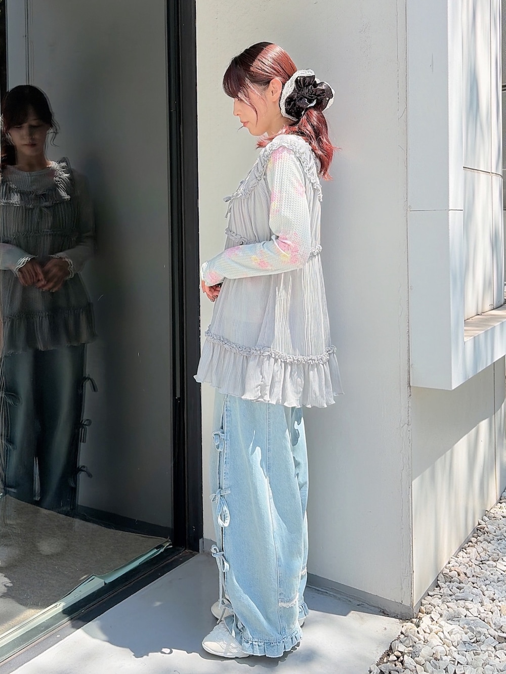 グリーン系のTシャツ/カットソー、ブルー系のシャツ/ブラウス、ホワイト系のスニーカーを着用したレディースの夏コーディネートの2枚目の写真