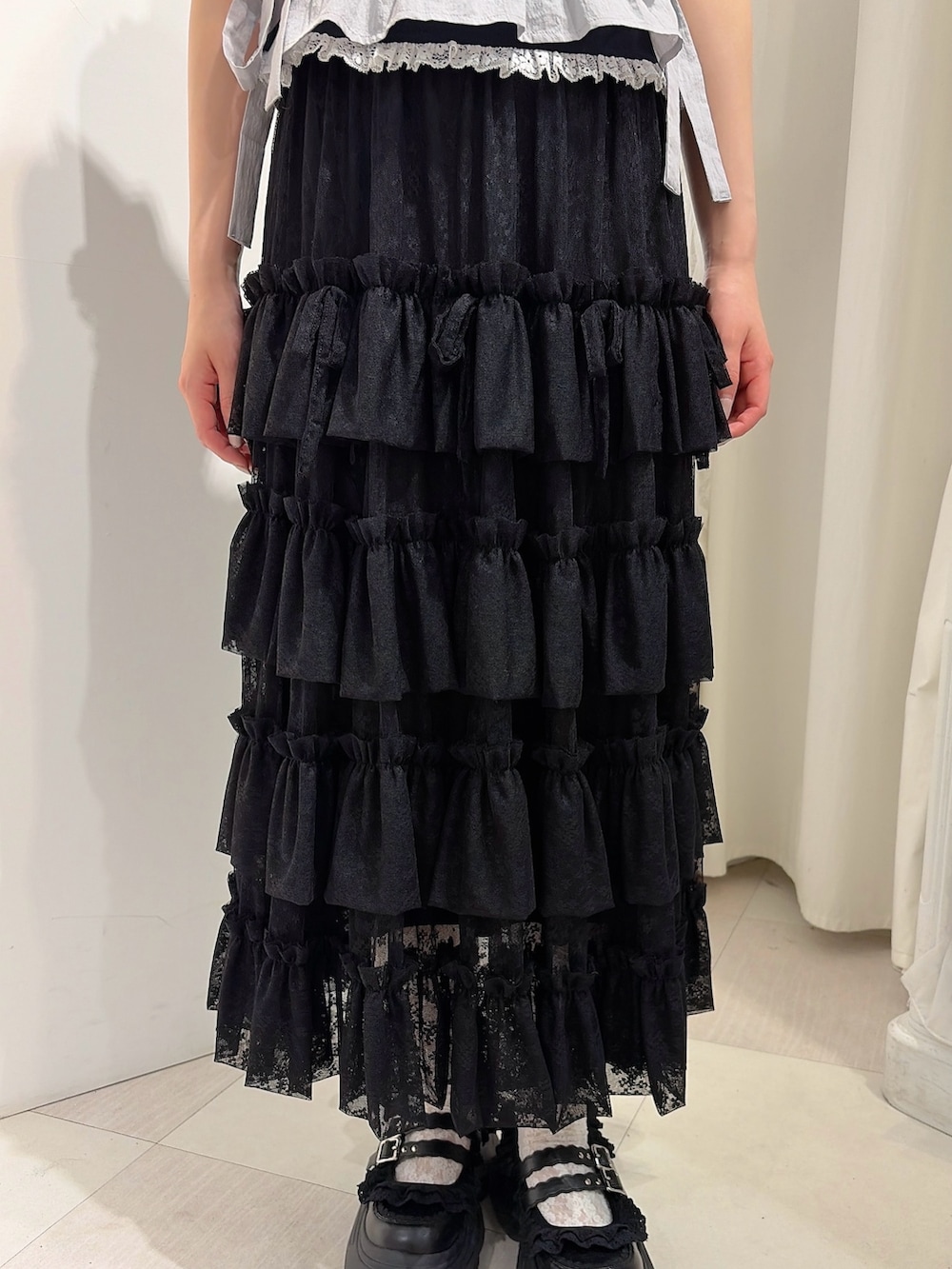 ブルー系のTシャツ/カットソー、ブルー系のシャツ/ブラウス、ブラック系のスカートを着用したレディースの春コーディネートの6枚目の写真