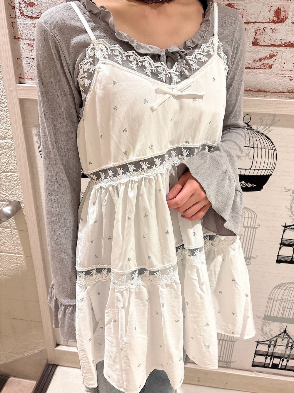 ブルー系のTシャツ/カットソー、ブルー系のキャミソール、ブルー系のデニムパンツを着用したレディースの冬コーディネートの5枚目の写真