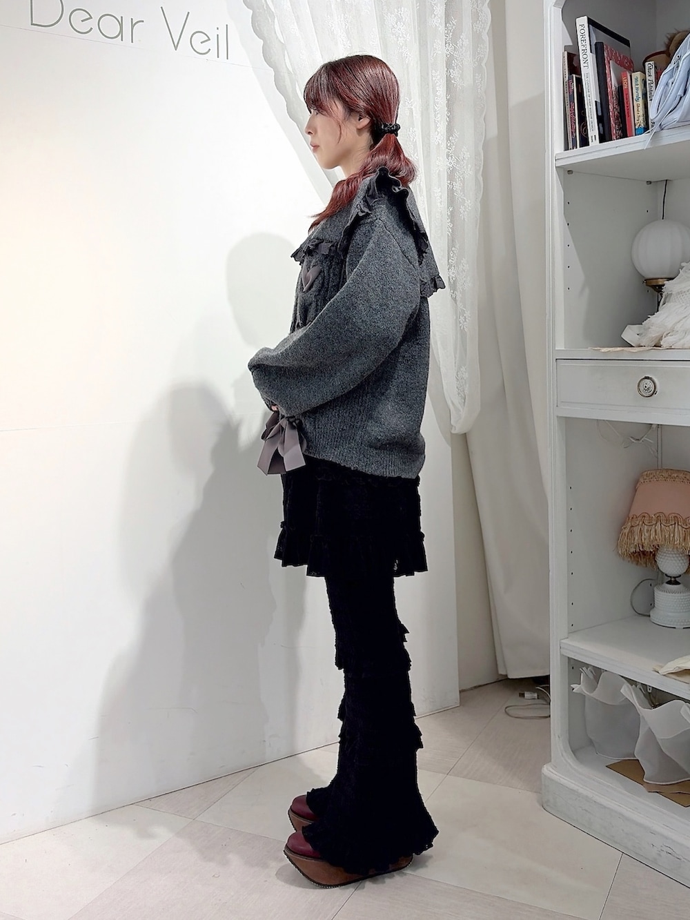 グレー系のカーディガン/ボレロ、ブラック系のその他パンツ、ブラック系のスカートを着用したレディースの夏コーディネートの2枚目の写真