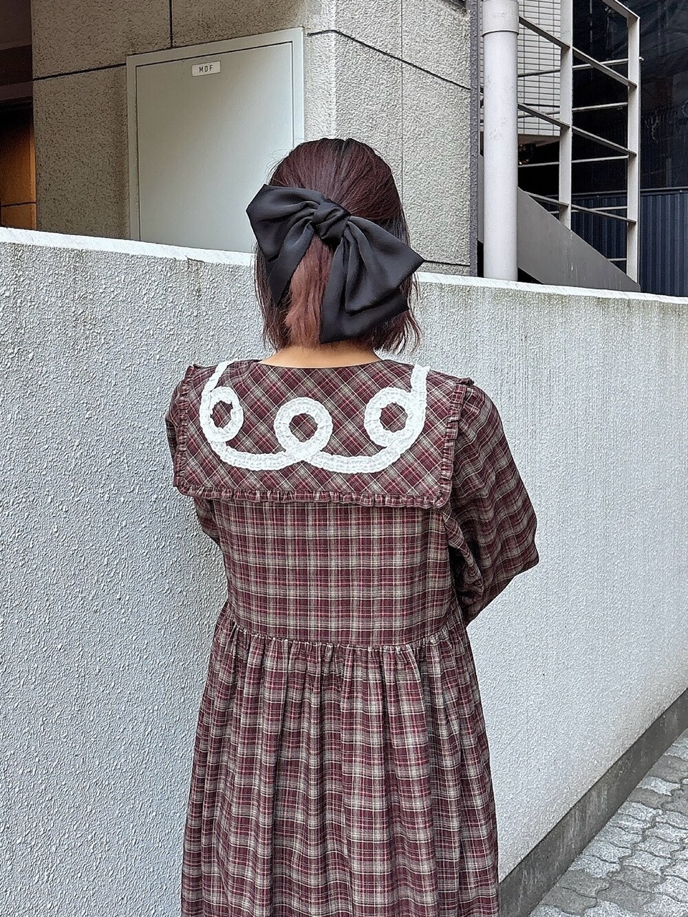 ブラウン系のワンピース、ブラウン系のブーツを着用したレディースの夏コーディネートの4枚目の写真