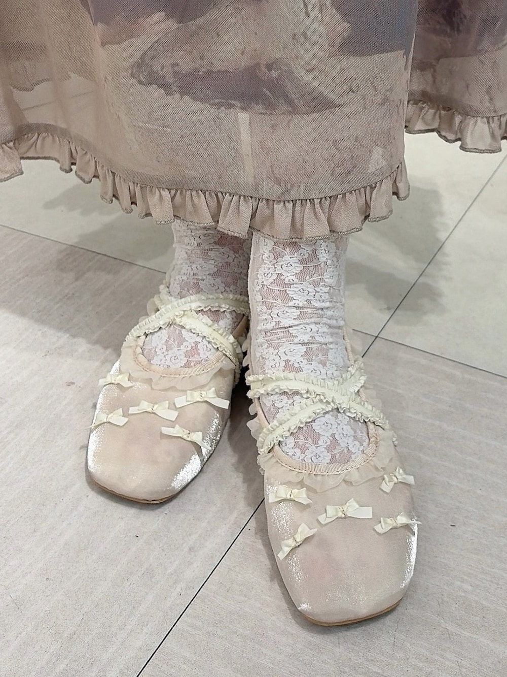 ブラック系のカーディガン/ボレロ、グレー系のスカート、ホワイト系のバレエシューズを着用したレディースの春コーディネートの8枚目の写真