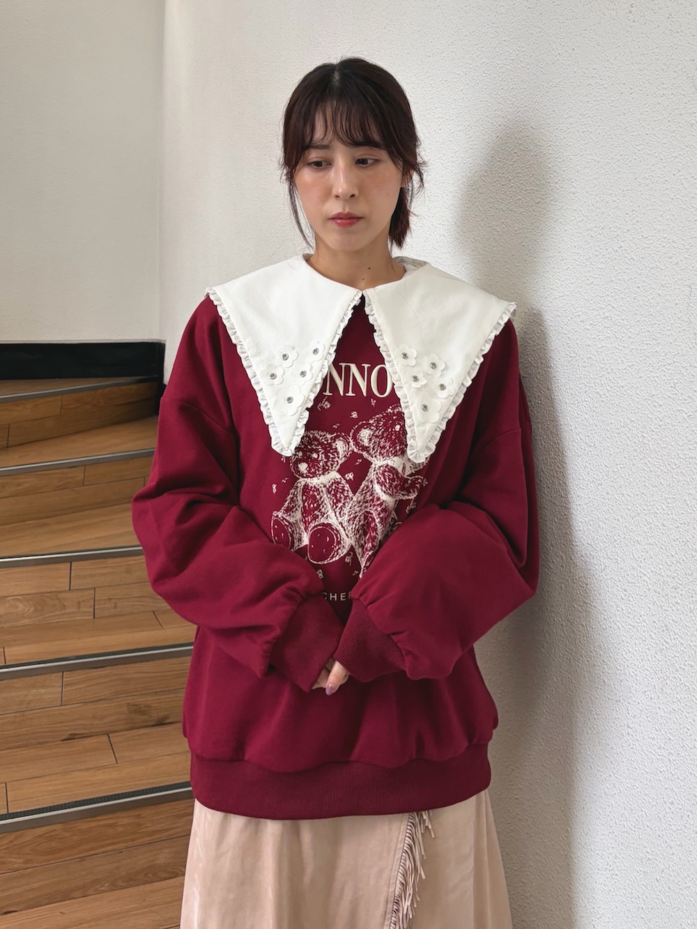 レッド系のスウェット、ホワイト系のシャツ/ブラウス、ピンク系のスカートを着用したレディースの夏コーディネートの3枚目の写真