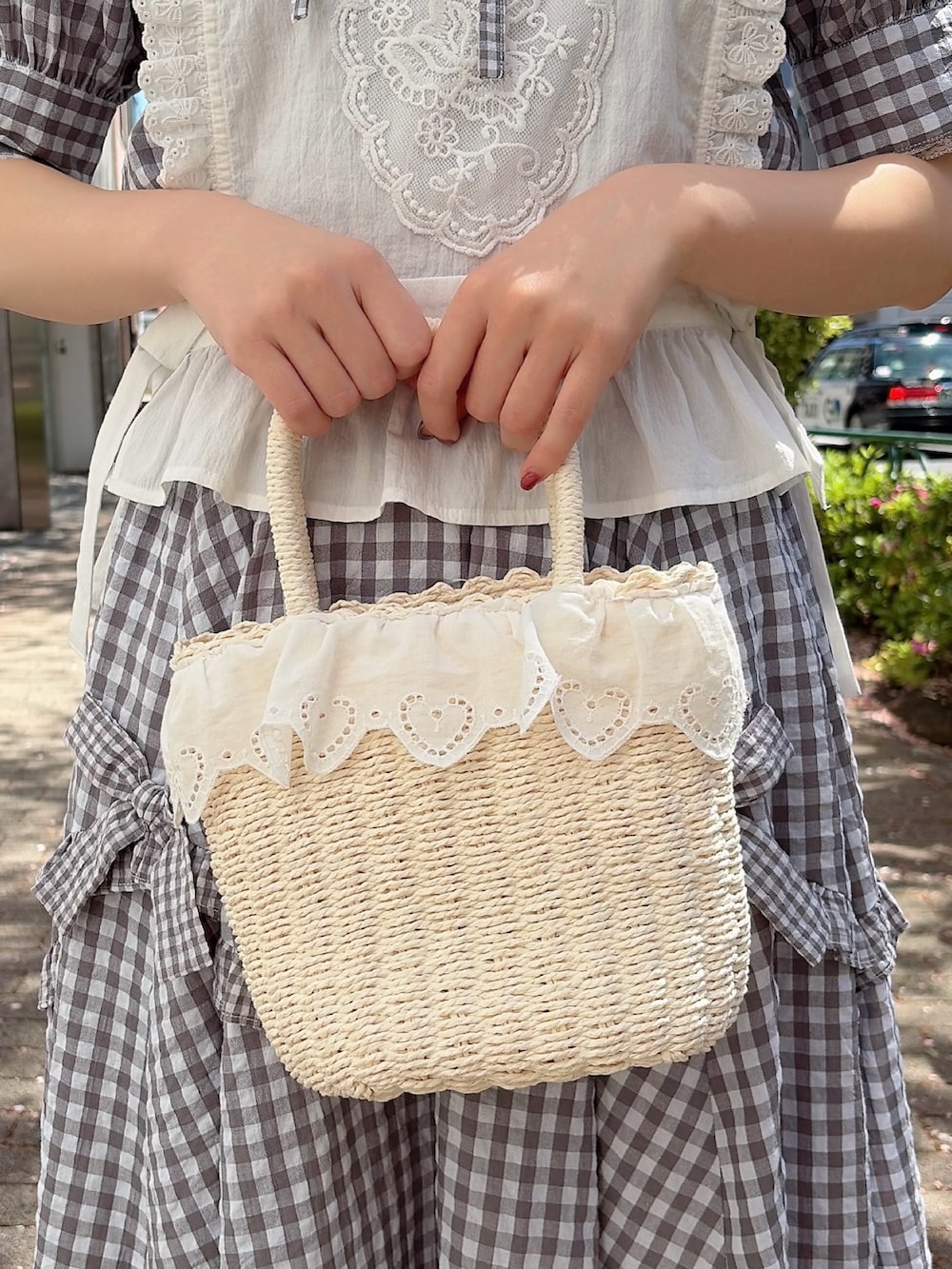 グレー系のシャツ/ブラウス、グレー系のスカート、ホワイト系のシャツ/ブラウスを着用したレディースの春コーディネートの7枚目の写真