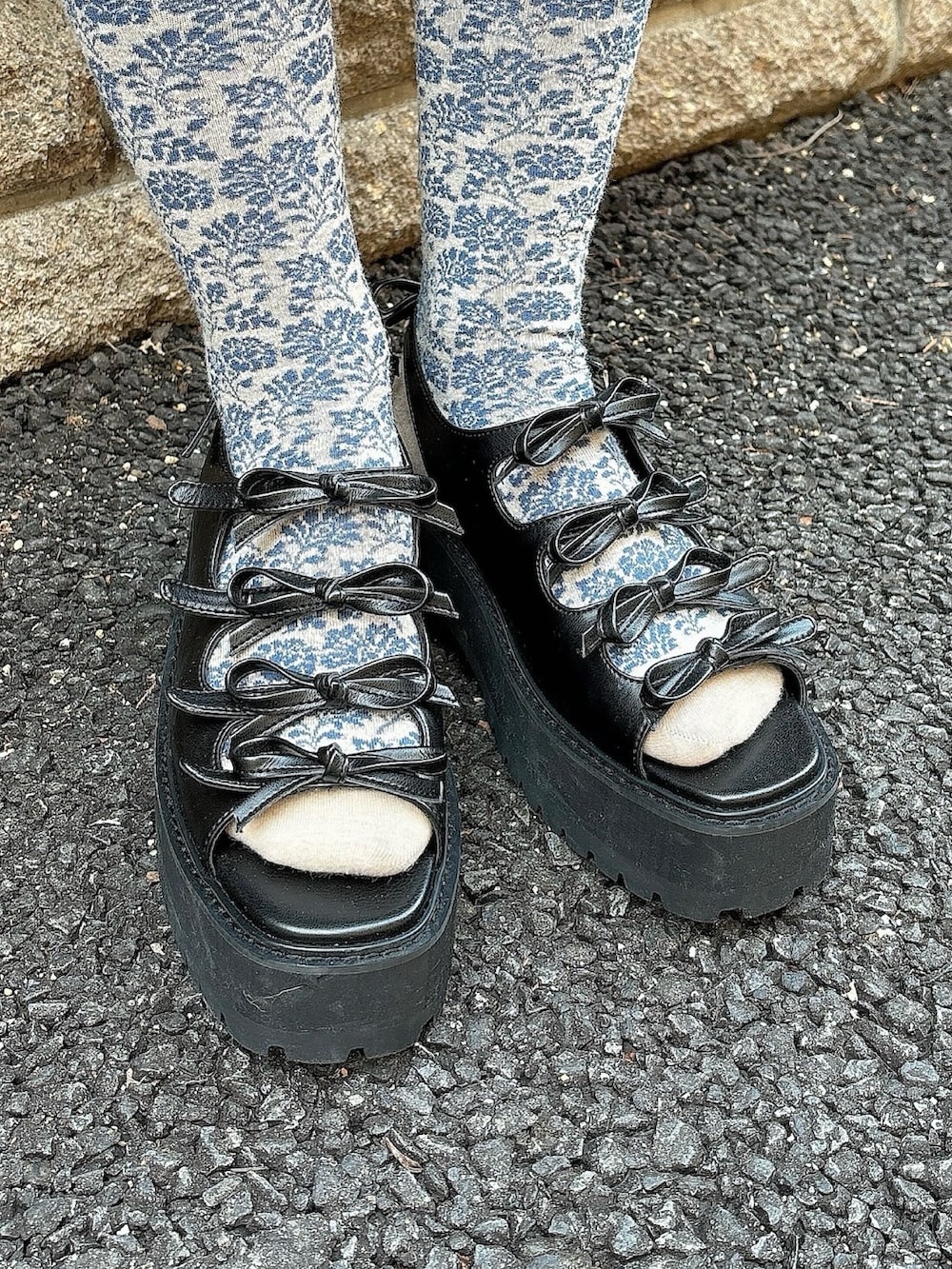 ブラック系のサンダル、ブラック系のつなぎ/オールインワン、ブラック系の付け襟を着用したレディースの冬コーディネートの6枚目の写真