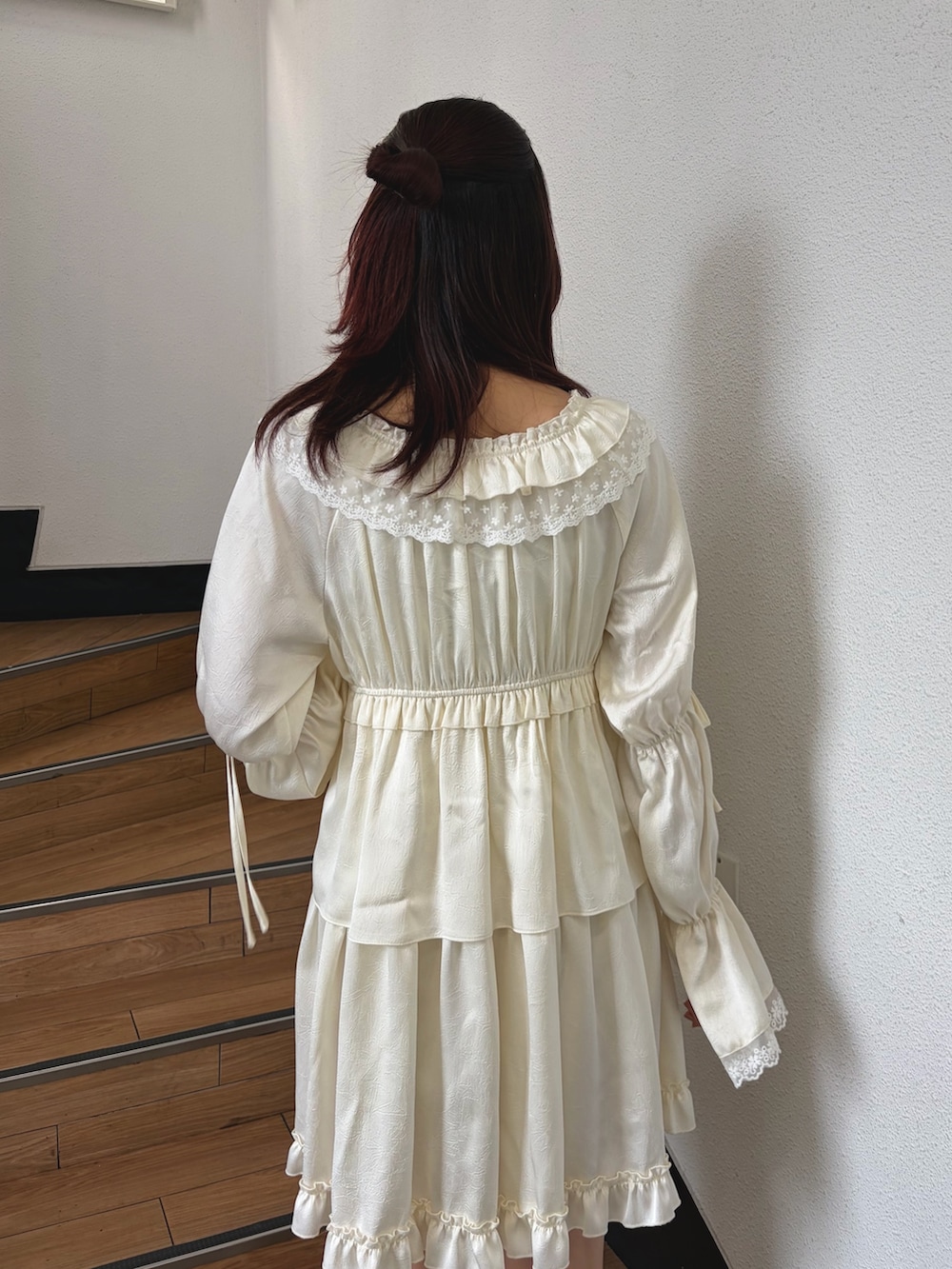 ホワイト系のワンピース、ホワイト系のブーツを着用したレディースの夏コーディネートの4枚目の写真