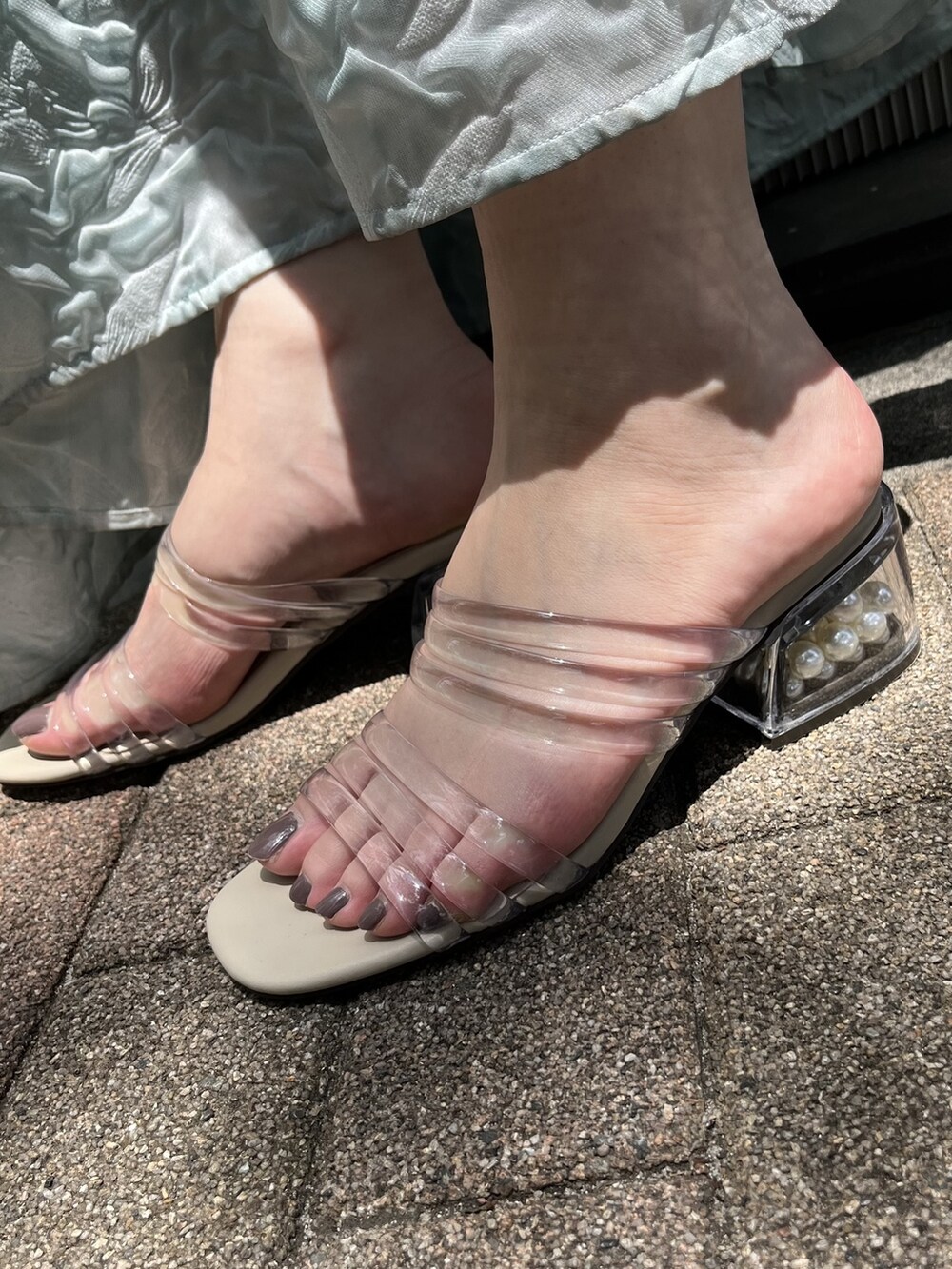 ベージュ系のサンダル、ブルー系のワンピース、ホワイト系のTシャツ/カットソーを着用したレディースの夏コーディネートの5枚目の写真