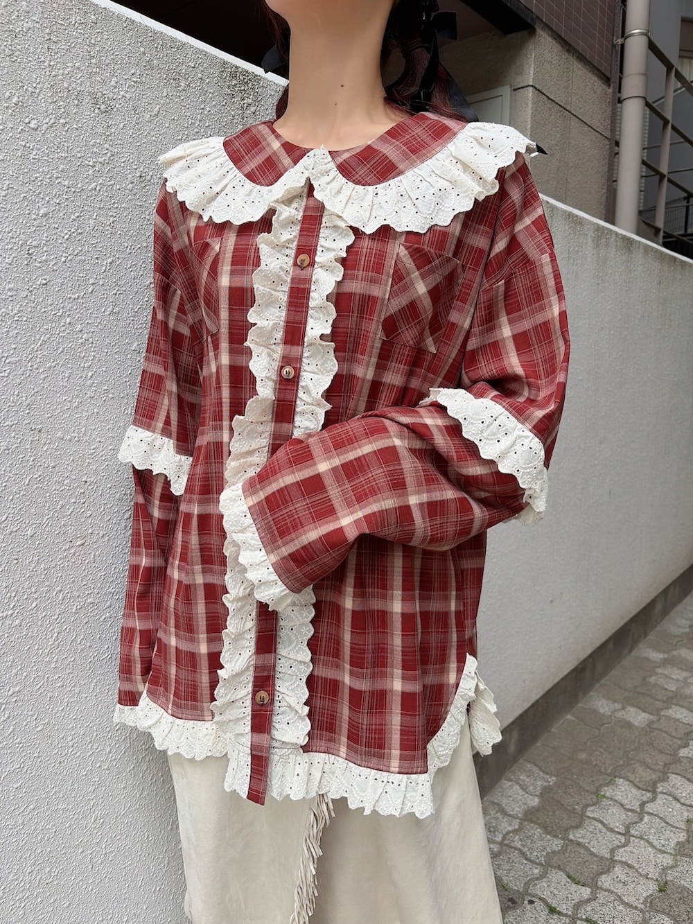レッド系のシャツ/ブラウス、ホワイト系のスカート、ホワイト系のブーツを着用したレディースの春コーディネートの5枚目の写真