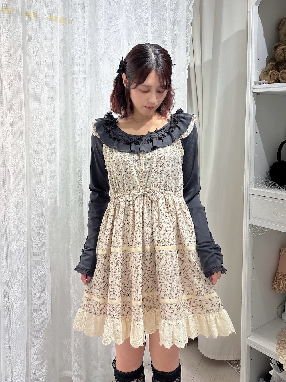 グレー系のTシャツ/カットソー、ホワイト系のワンピース、ブラック系のスニーカーを着用したレディースの秋コーディネートの3枚目の写真