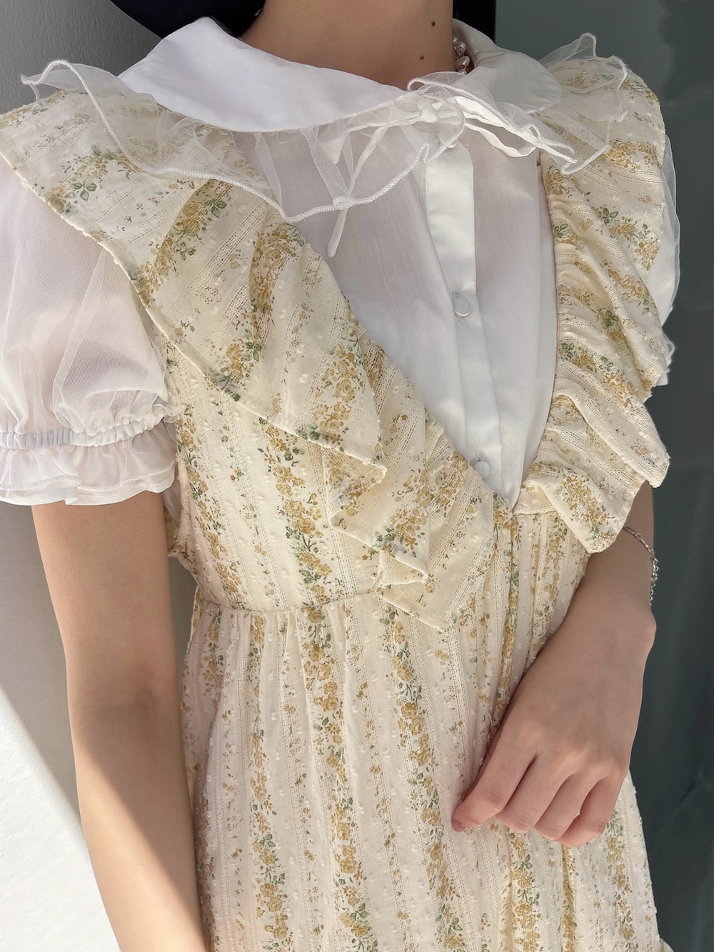 ホワイト系のシャツ/ブラウス、イエロー系のワンピース、ホワイト系のサンダルを着用したレディースの春コーディネートの5枚目の写真