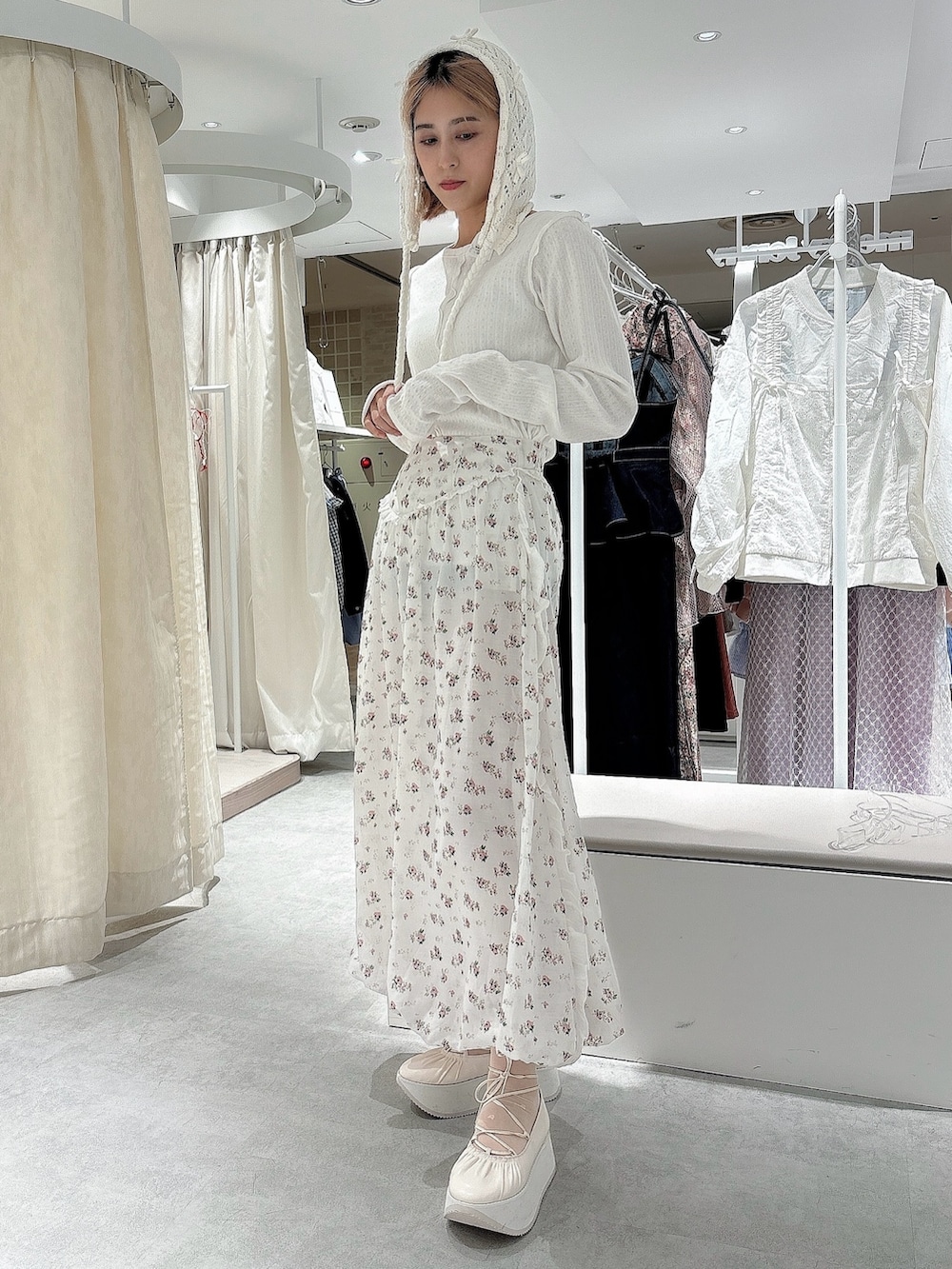 ホワイト系のスカート、ホワイト系のTシャツ/カットソー、ホワイト系のバレエシューズを着用したレディースの春コーディネートの2枚目の写真