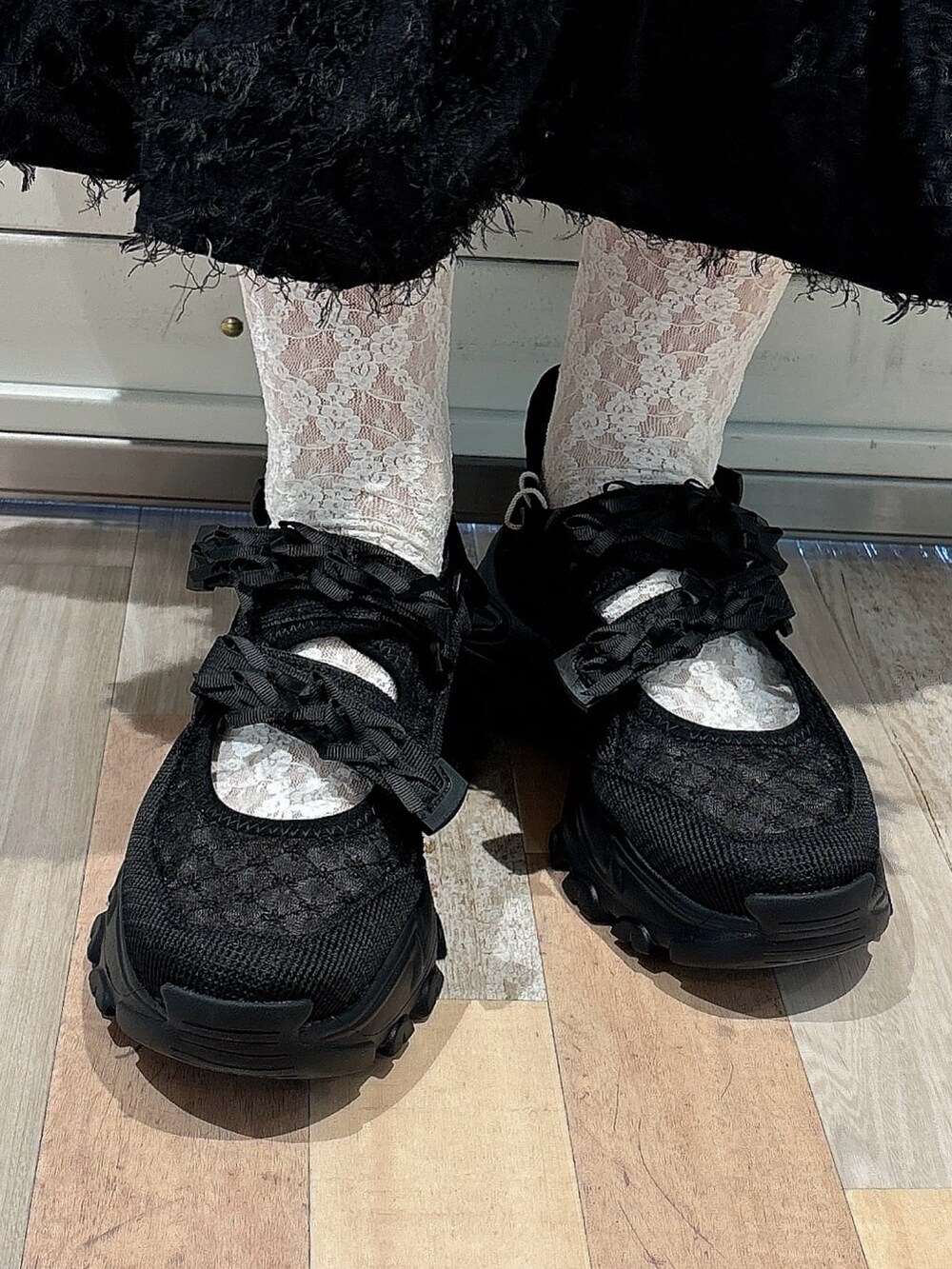 ブラック系のワンピース、ブラック系のTシャツ/カットソー、ブラック系のスニーカーを着用したレディースの夏コーディネートの6枚目の写真
