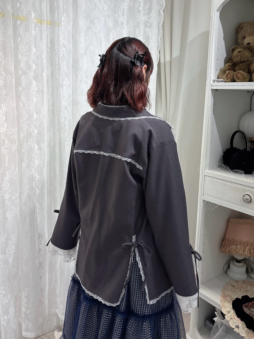 ブルー系のワンピース、ブラック系のスニーカー、ブラック系のシャツ/ブラウスを着用したレディースの冬コーディネートの4枚目の写真