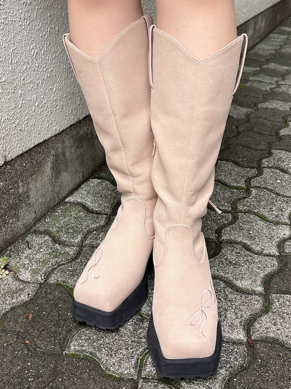 グレー系のワンピース、ピンク系のブーツを着用したレディースの秋コーディネートの6枚目の写真