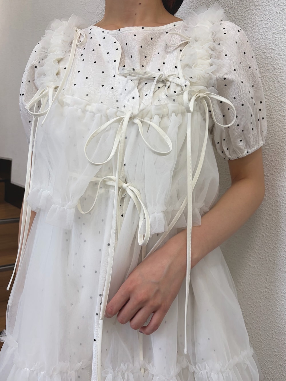 ホワイト系のワンピース、ホワイト系のワンピース、ブルー系のハンドバッグを着用したレディースの夏コーディネートの6枚目の写真