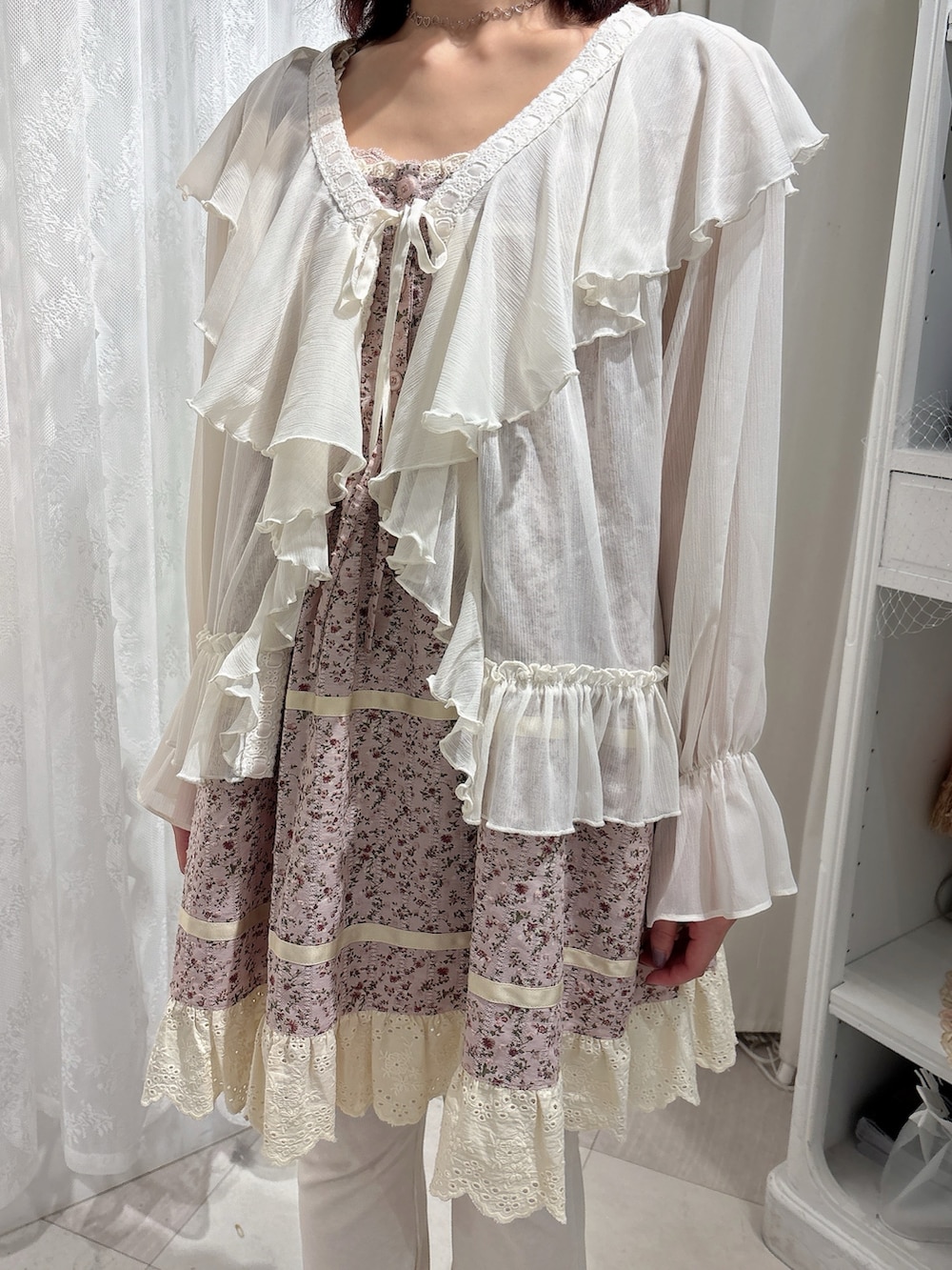 ホワイト系のカーディガン/ボレロ、ピンク系のワンピース、ホワイト系のスウェットパンツを着用したレディースの秋コーディネートの5枚目の写真