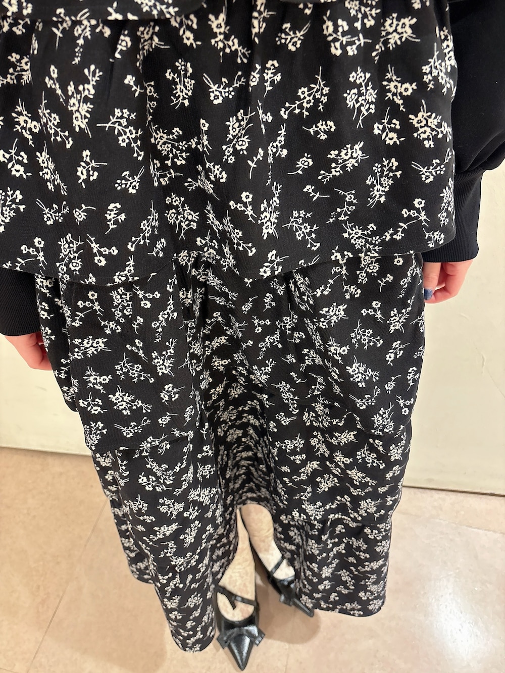 ブラック系のワンピース、ブラック系のパンプス、ブラック系のカーディガン/ボレロを着用したレディースの冬コーディネートの6枚目の写真