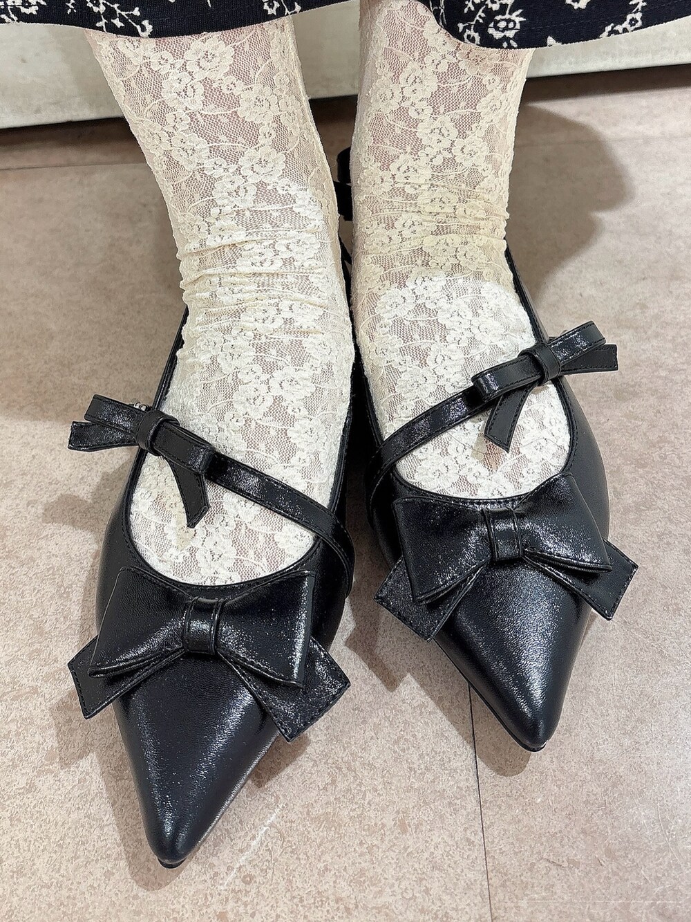 ブラック系のワンピース、ブラック系のパンプス、ブラック系のカーディガン/ボレロを着用したレディースの冬コーディネートの7枚目の写真